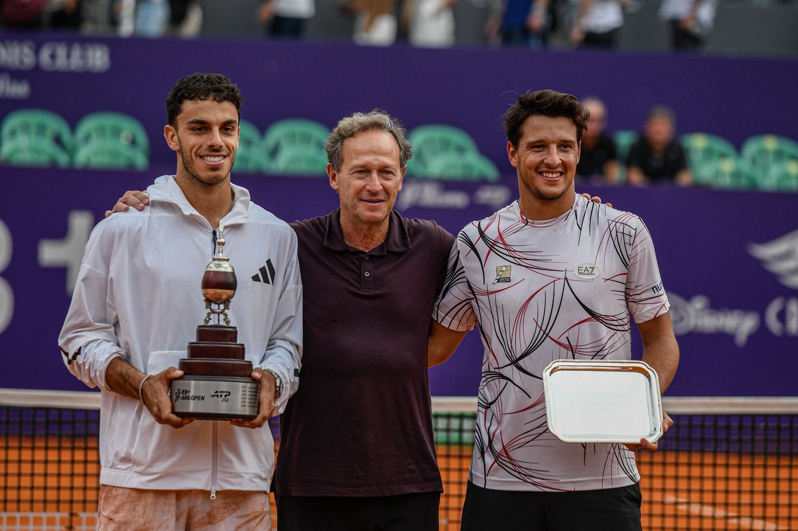 Cerúndolo y Darderi junto a Martín Jaite, director del Argentina Open. Foto: Martín Leiva