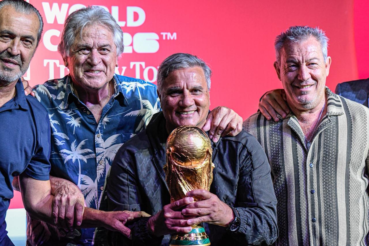 Los campeones del mundo del 78 y 86 juntos con La Copa. Foto: Martín Leiva