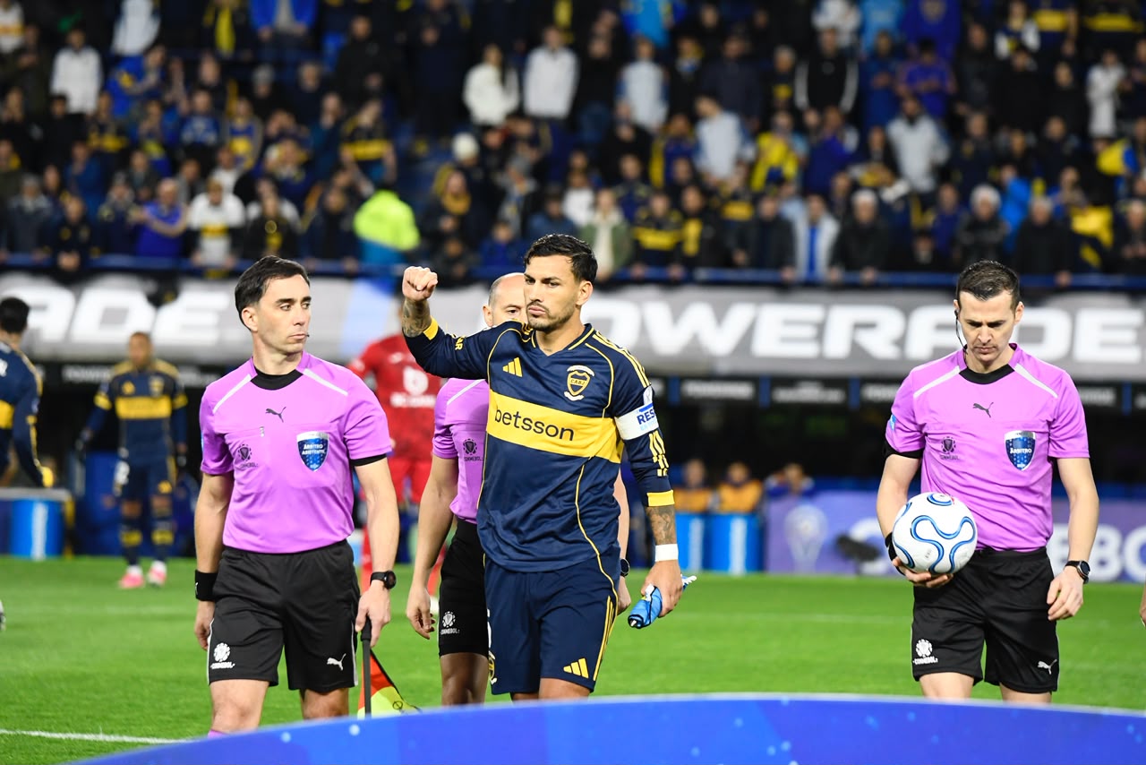 Paredes fue homenajeado en la previa. Foto: Martín Leiva