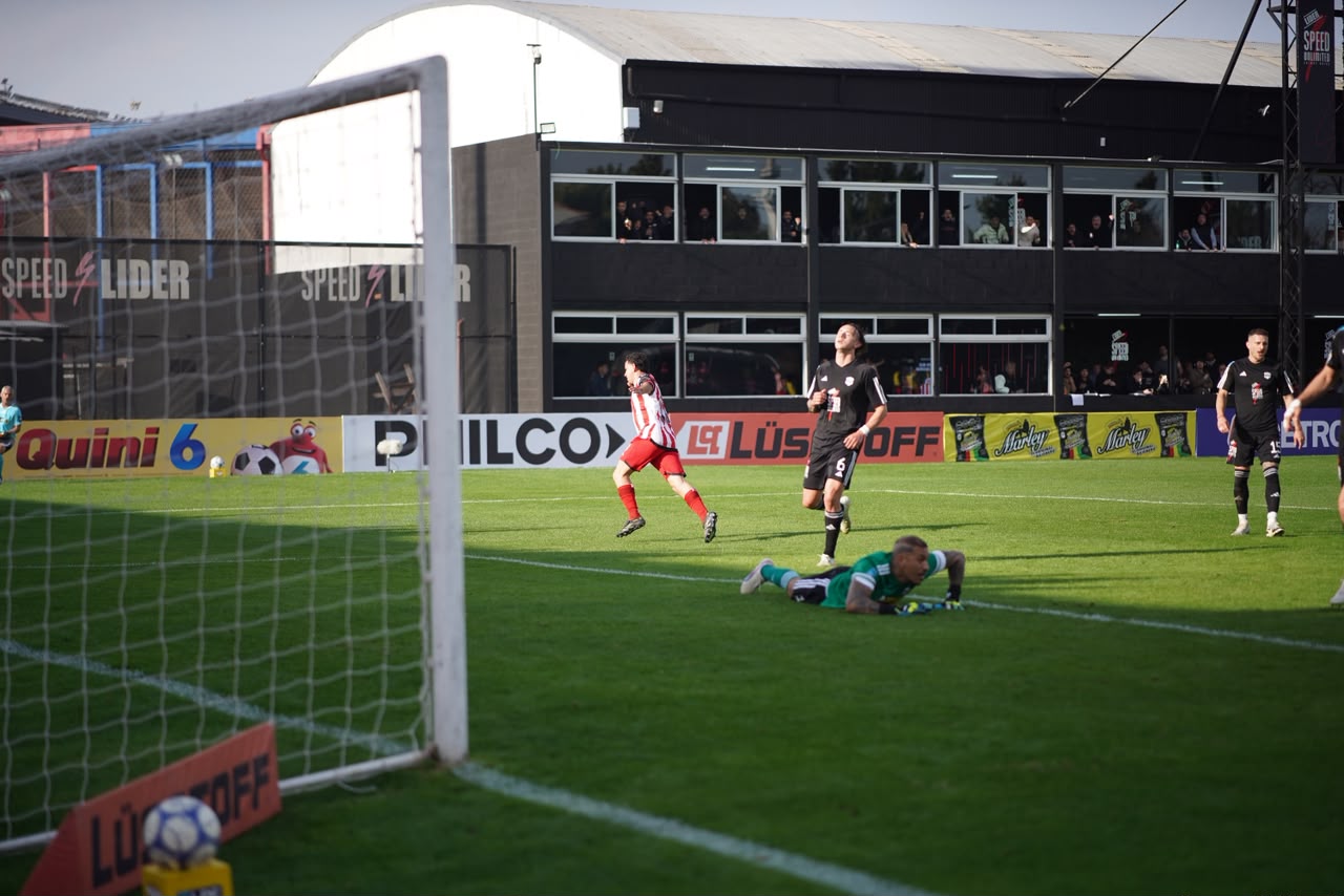 La definición de Gonzalo Maroni para el gol de Barracas. Foto: Prensa Barracas