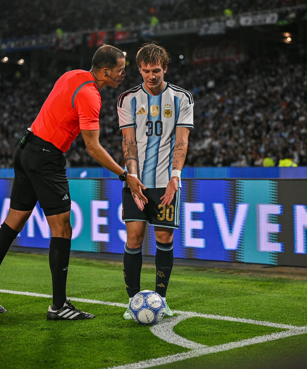 Mastantuono peleandose con el árbitro por la ubicación de la pelota en el córner. Foto: Martín Leiva